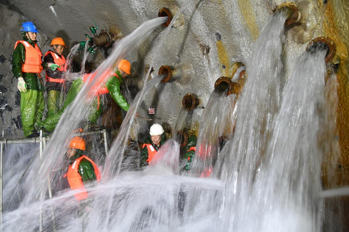 大柱山隧道建设者在处置涌水。牛榮健 摄