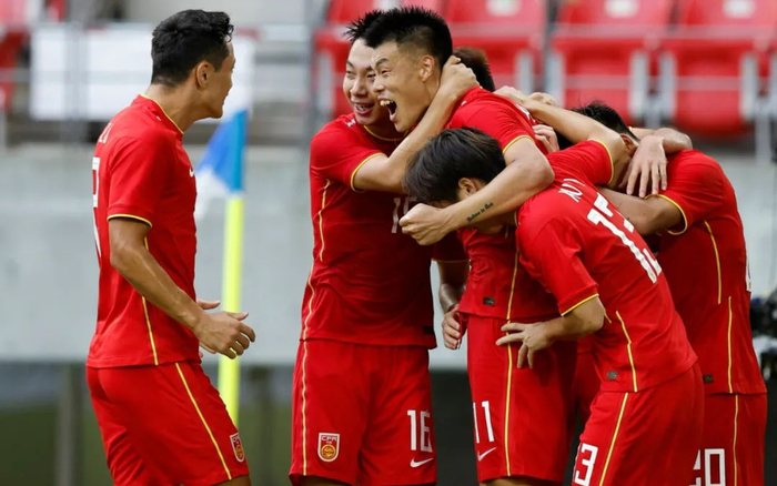 ▲谭龙（左三）进球后和队友庆祝。  图/IC photo