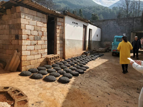 2022年，曲靖市富源县后所镇，农民在家门口晾晒自制的煤饼。&nbsp;同济大学王兰教授团队供图