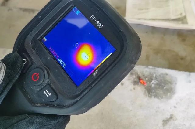 首先使用打火机将打火石加热到通红状态，在测温仪的检测下可以发现，火石中心的温度最高可达1200℃。