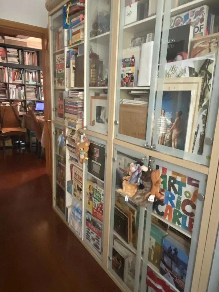 费嘉收藏绘本的书房一角