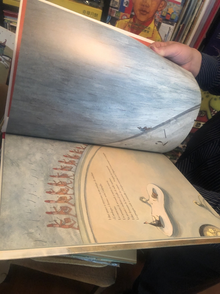 费嘉在介绍自己收藏的绘本