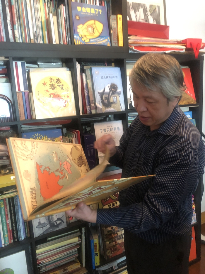 费嘉在介绍自己收藏的绘本