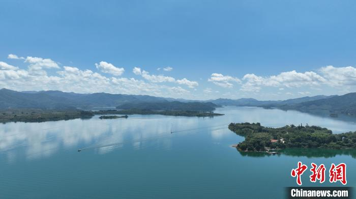 航拍百色市澄碧湖，万顷碧波如蓝色缎面。　蒙鸣明 摄