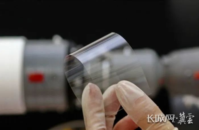 秦皇岛星箭特种玻璃有限公司生产的轻量化柔性抗辐照玻璃盖片。企业供图