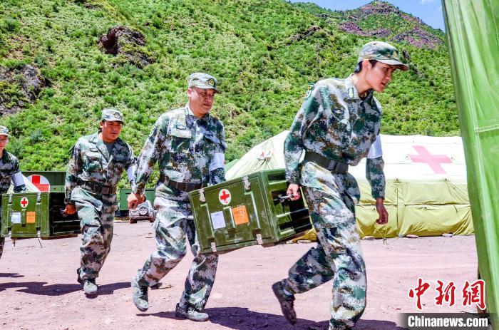 图为组织民兵到救护所开展培训。　彭毅 摄