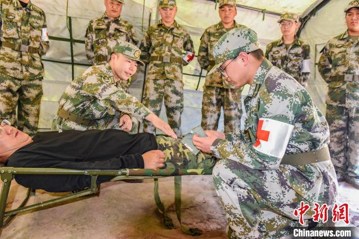 图为陆军第九五五的教员为民兵讲解包扎急救的步骤。　彭毅 摄