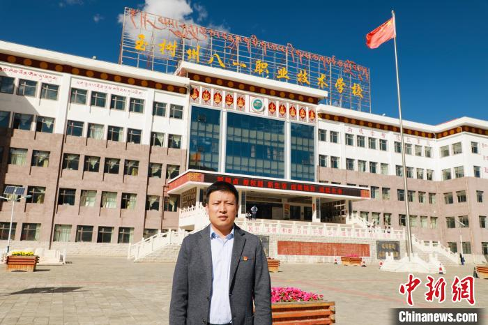 北京第四批援青干部刘建新任职玉树州职业技术学校校长。　受访者供图