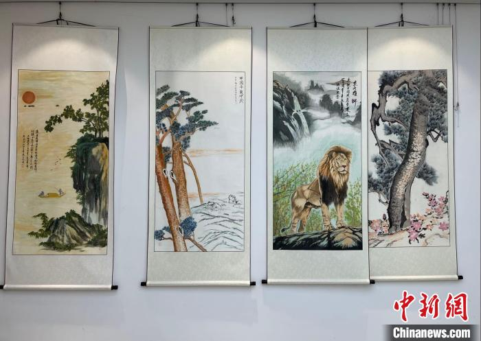 “老兵”科普队队员们的书画作品。　张雪盈 摄