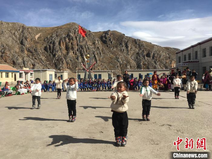 玉树职校附属上巴塘小学学生在跳舞。　受访者供图