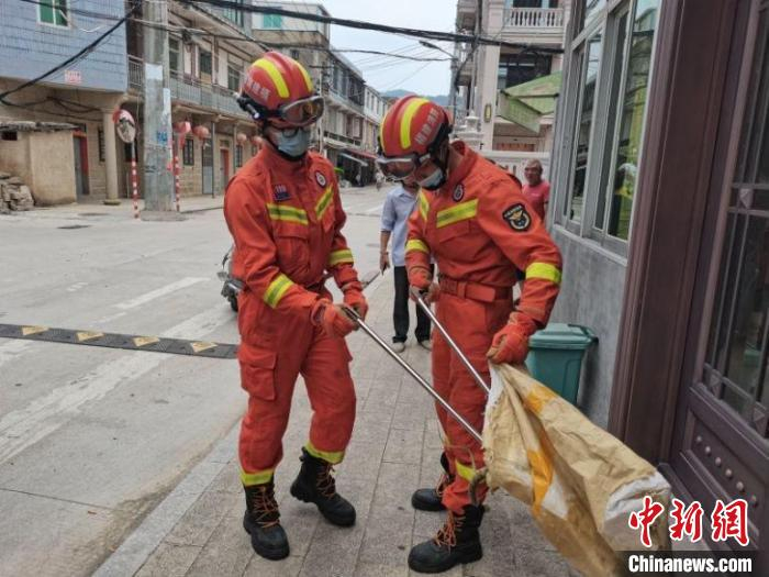 福建居民家中捕蛇。　林竞 摄