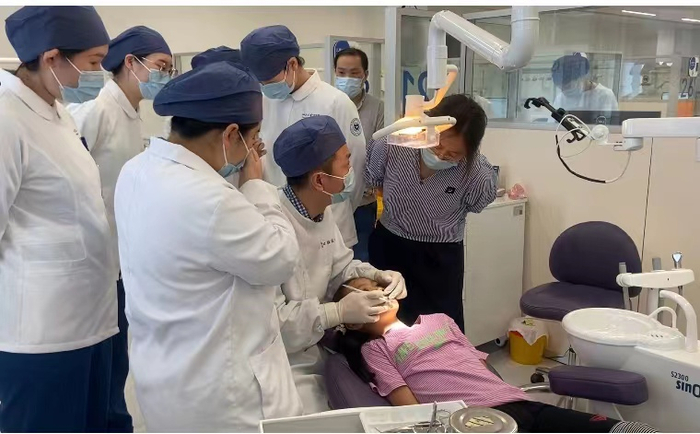 一位小学生在浙江大学医学院附属口腔医院儿童口腔科接受牙齿矫治。新华社记者 黄筱 摄