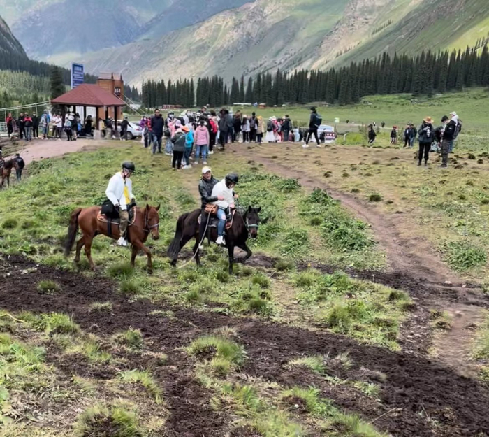 在夏塔排队等候骑马的游客（受访者供图）
