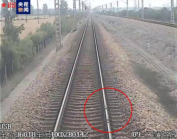 淮北市濉溪县某学校学生进入青阜铁路栅栏网，并在线路上摆放石砟