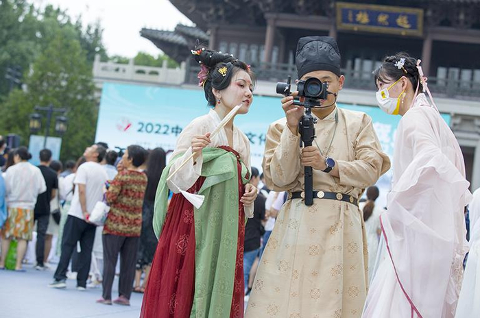 　　（7月，年轻男女身着汉服，在济南大明湖上演了一场穿越古今汉服巡游）