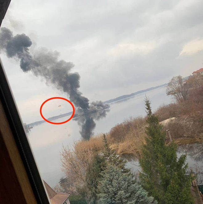 卡-52被击中后，飞行员跳伞（红圈处）