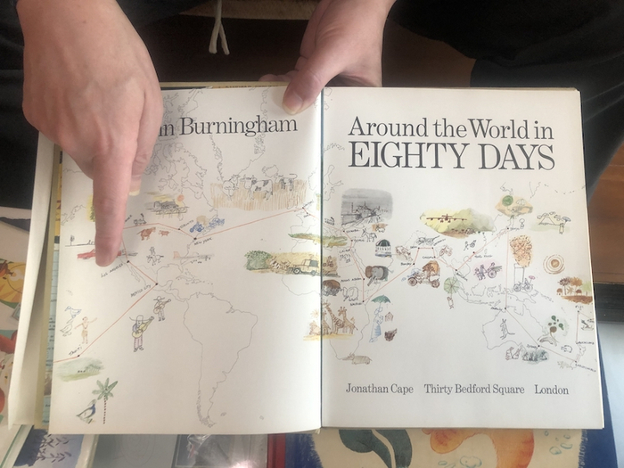 费嘉在展示《Around the World in EIGHTY DAYS》绘本