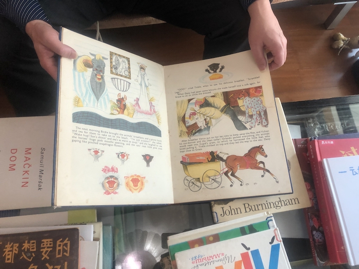 费嘉在展示《A SEASIDE HOLIDAY》绘本内页