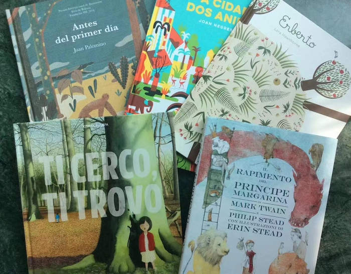  费嘉从博洛尼亚童书展背回来的书