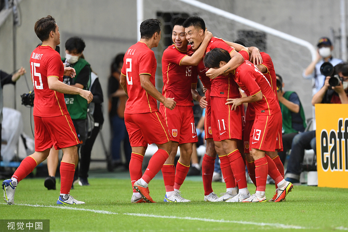 国足球员庆祝进球。