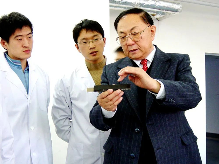 中国工程院院士杜善义（右）在实验室指导研究生。资料照片