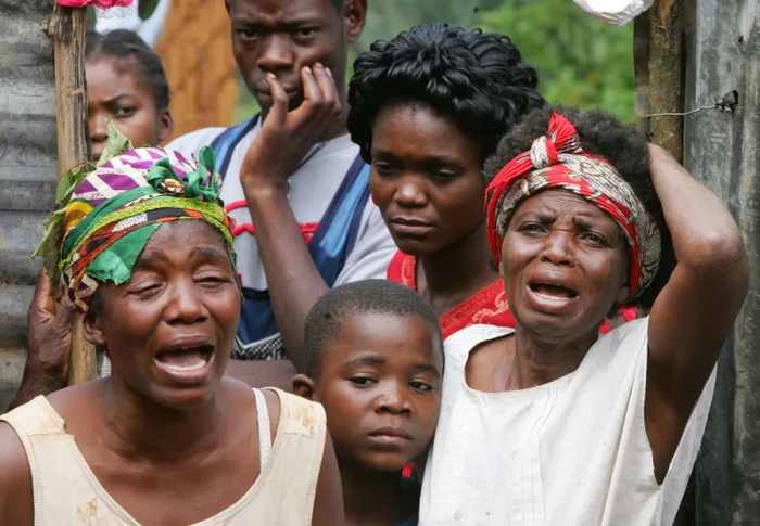 当地时间2005年4月19日，安哥拉威热省，疑似马尔堡病毒遇难者的亲属恸哭哀悼。图/IC photo