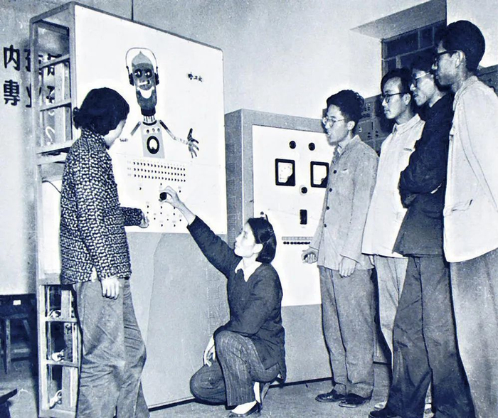 我国第一台能说话、会下棋的数字计算机在哈工大诞生。资料照片