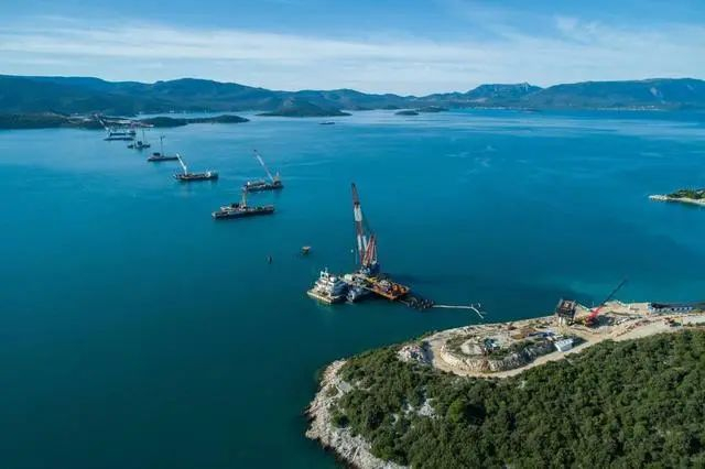 2019年12月1日，克罗地亚佩列沙茨大桥施工现场。图源：新华社