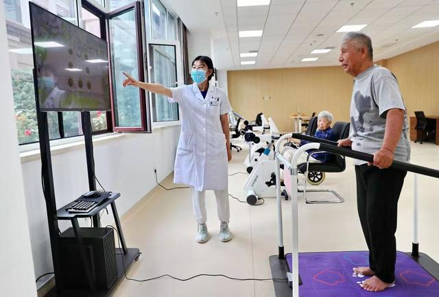 近日，当地居民在秦皇岛市一家京冀合作医疗养老机构做康复治疗。曹建雄摄