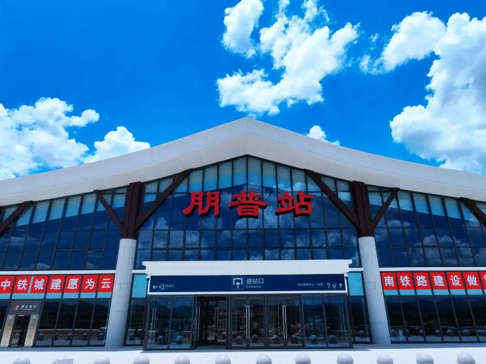 何吕鹏 曾钶舰 摄