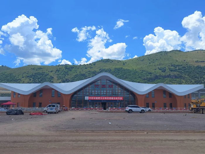 何吕鹏 曾钶舰 摄