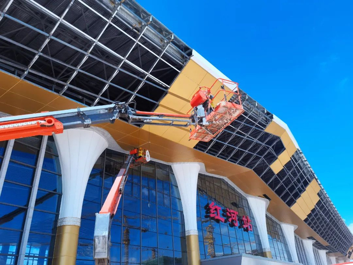 何吕鹏 曾钶舰 摄