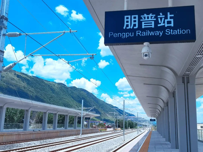 何吕鹏 曾钶舰 摄