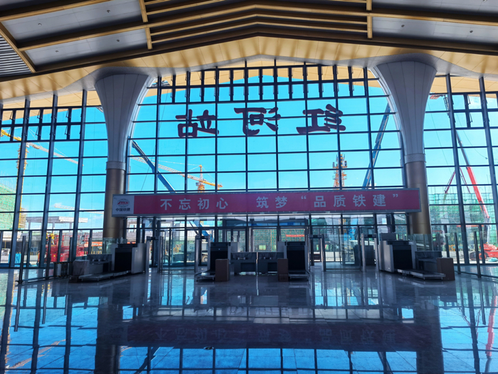 何吕鹏 曾钶舰 摄