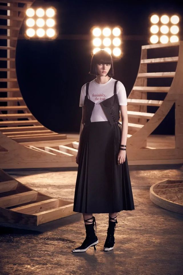 迪奥官网上对这条半身裙的图片展示（图片来源：网络截图）