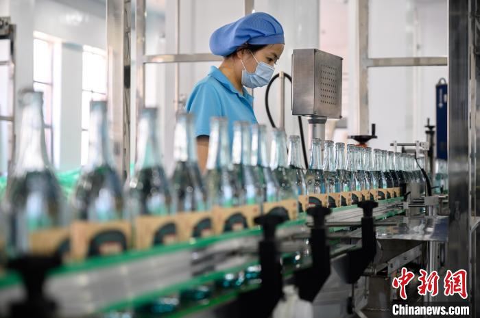 工作人员在标签流水线上作业。　韦亮 摄