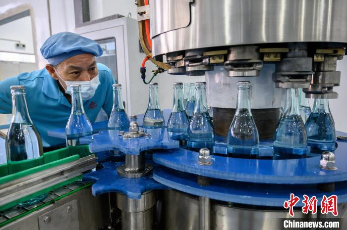 工作人员在封装生产线上作业。　韦亮 摄