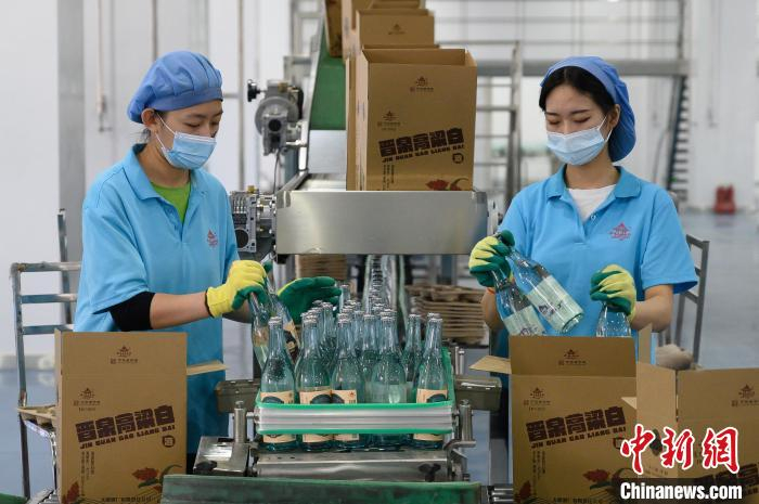 工作人员在装箱流水线上作业。　韦亮 摄