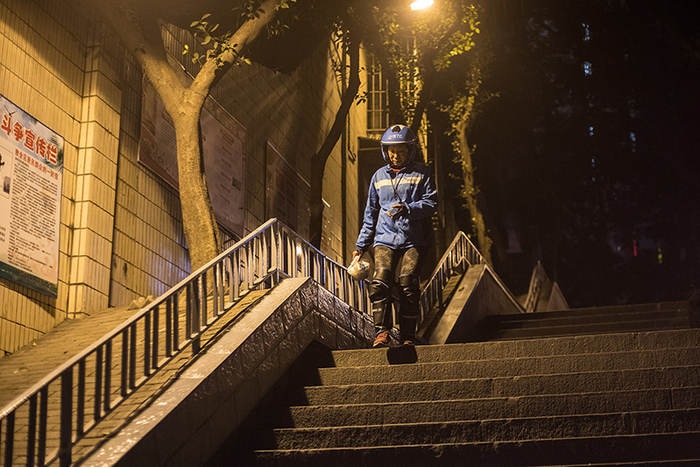 2019年3月5日，重庆一名51岁的外卖女骑手在送单。视觉中国 资料图