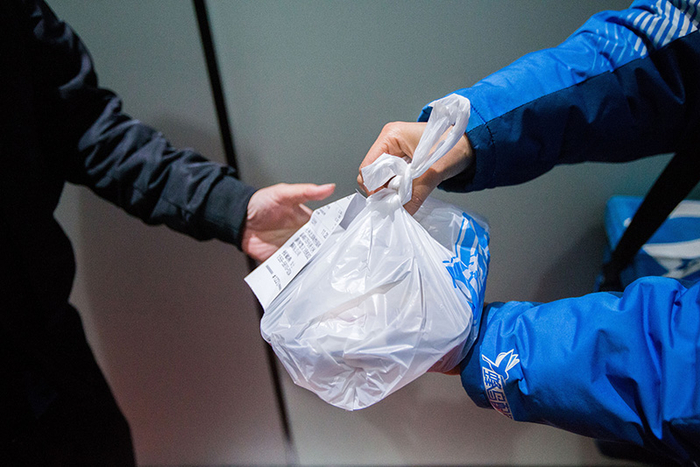 2017年4月10日，浙江省杭州市，1994年出生的一名女骑手，正在将外卖送至顾客手中。视觉中国 资料图