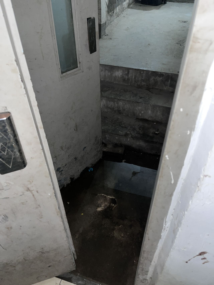 国美第一城2号院8号楼4单元B1层的积水和漏水情况