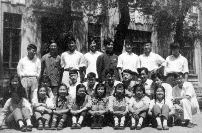 20世纪50年代，新调入哈工大物理教研室的25名青年教师。资料照片