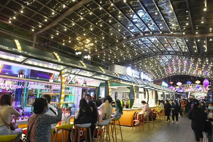 人来人往的夜市