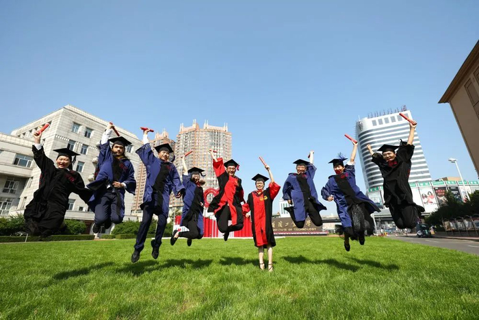 哈尔滨工业大学毕业季学生合影。均为受访者供图