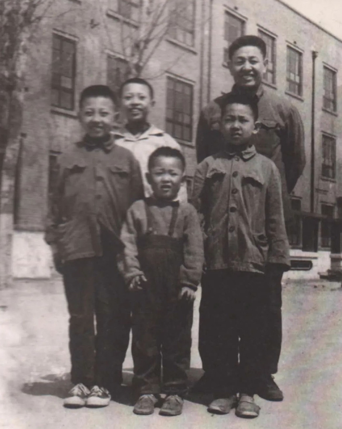 地震前李玉林和儿子合影（穿白衣的大儿子震亡）