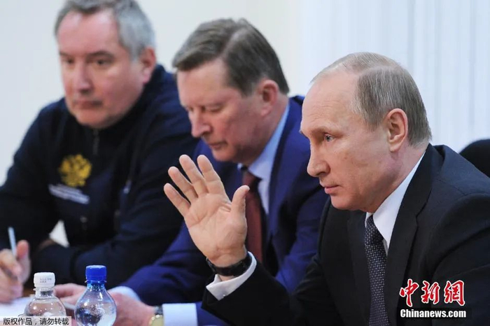 资料图：俄总统普京（右）观摩俄运载火箭发射，左一为罗戈津。