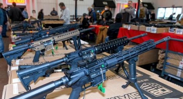 这是1月22日在美国达拉斯枪展上拍摄的枪支。图源：新华社