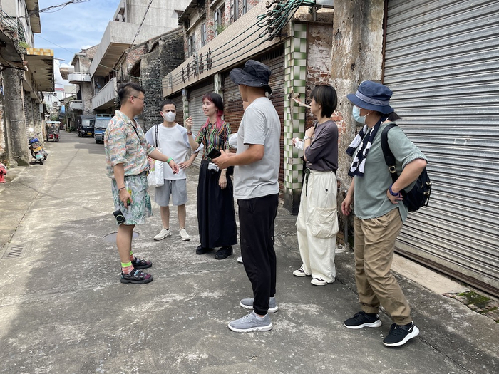 艺术家们在当地考察      