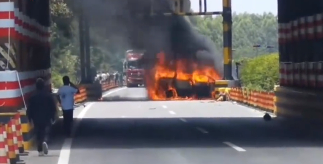 事故现场。 视频截图 