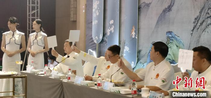 图为打分环节。　高艳争 　摄